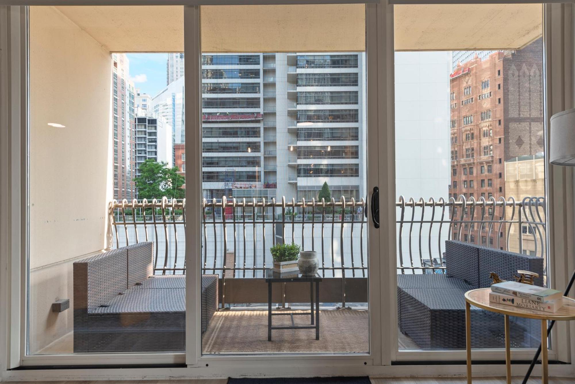 The Bernardin Gold Coast Luxury Apartments Near Magnificent Mile Чикаго Екстериор снимка