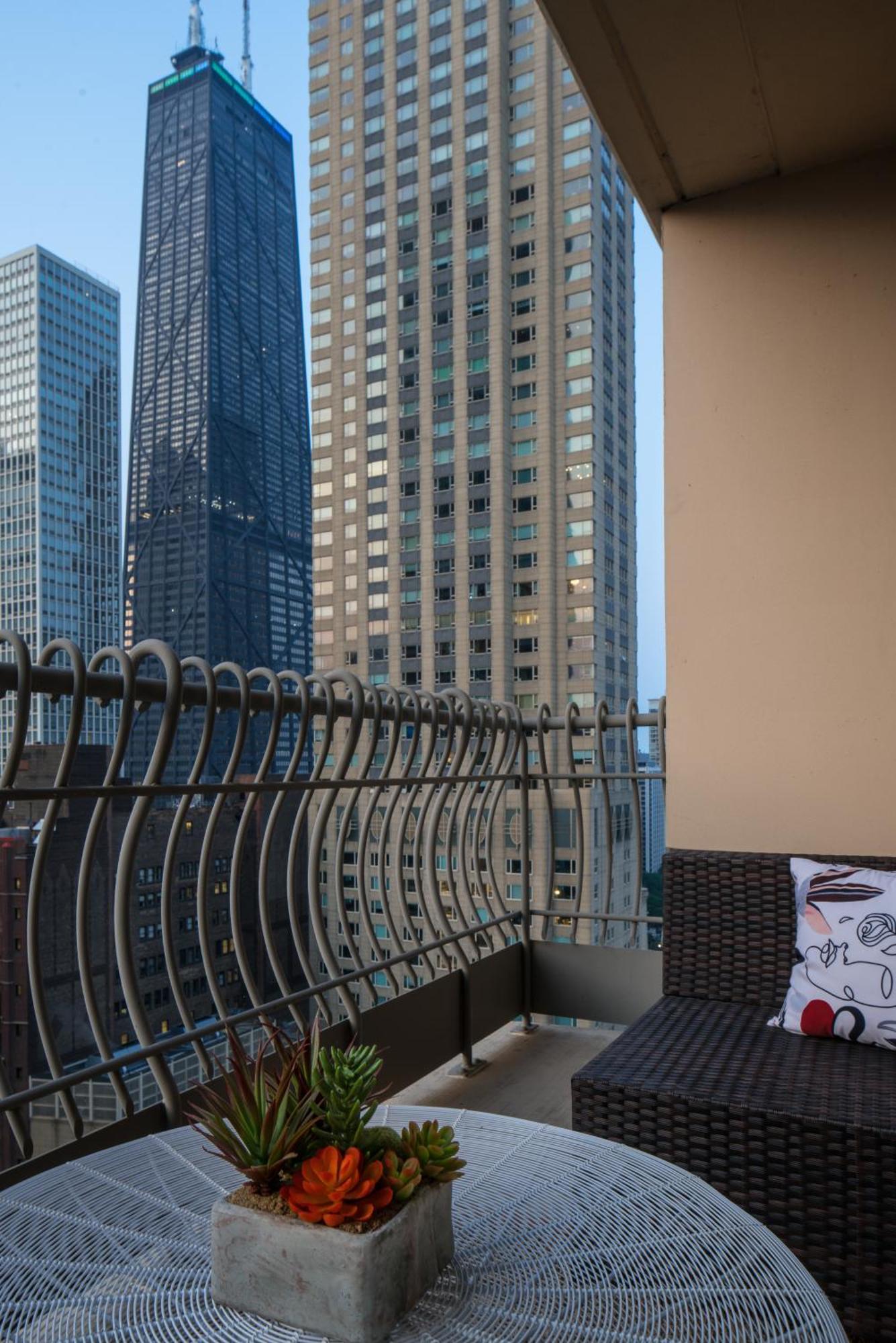 The Bernardin Gold Coast Luxury Apartments Near Magnificent Mile Чикаго Екстериор снимка